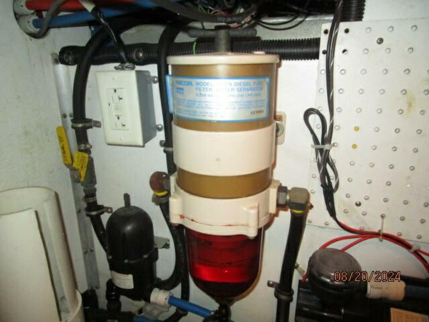 Slide: The Image of 47' Bayliner port Racor fuel filter - 4609512