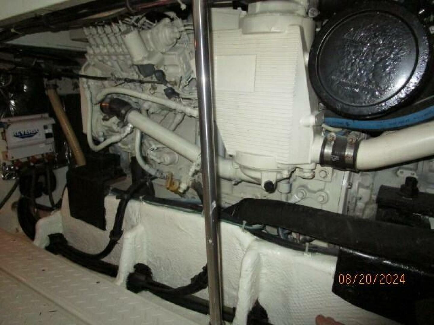 Slide: The Image of 47' Bayliner starboard main engine - 4609525