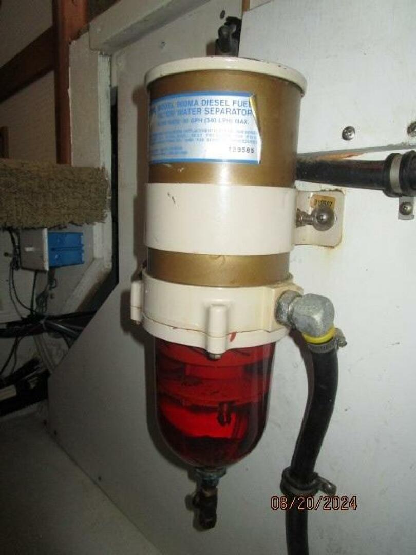 Slide: The Image of 47' Bayliner starboard Racor fuel filter - 4609526