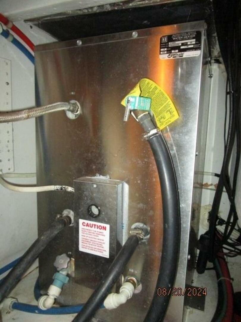 Slide: The Image of 47' Bayliner water heater - 4609535