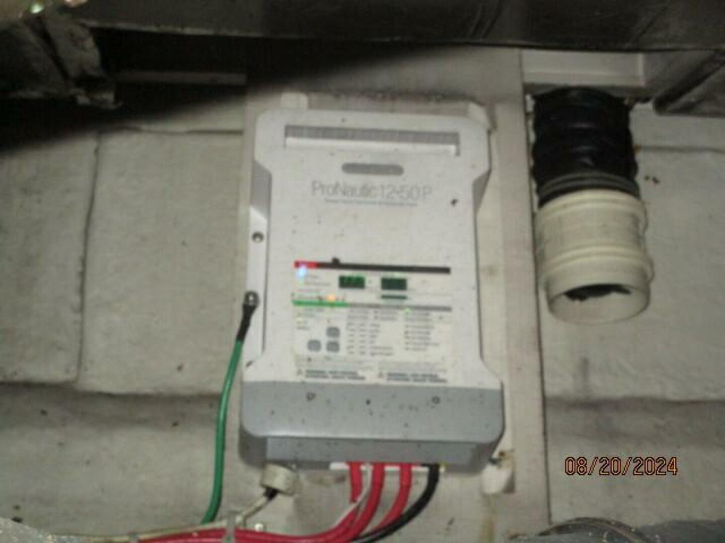 Slide: The Image of 47' Bayliner battery charger - 4609456