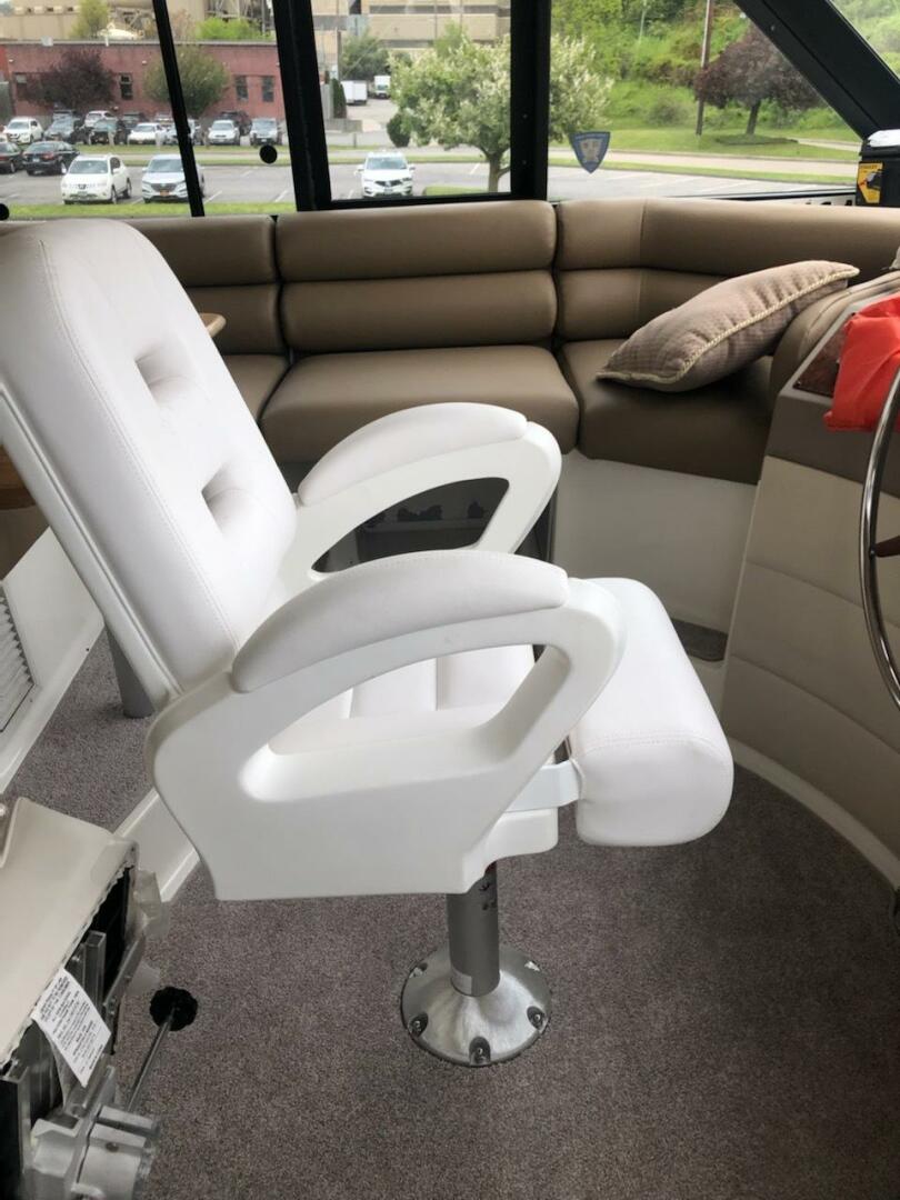 Slide: The Image of Bayliner 4788 Pilot House Motoryacht 2001 - 5368224