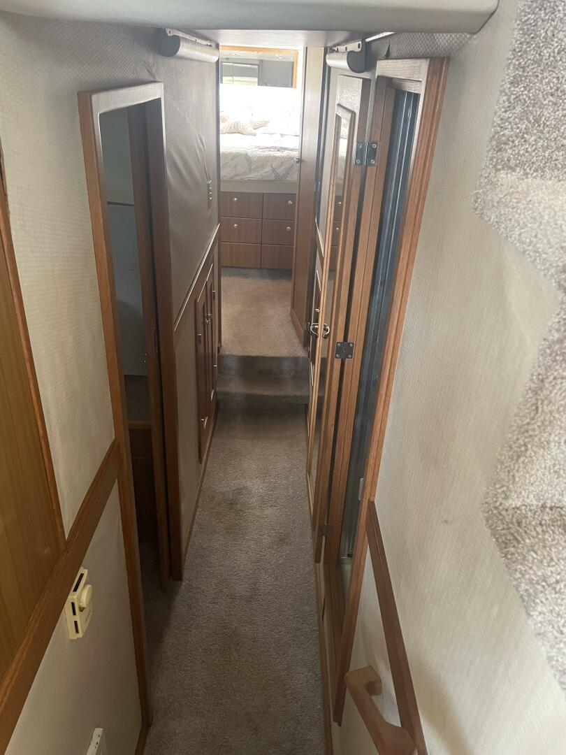 Slide: The Image of Bayliner 4788 Pilot House Motoryacht 2001 - 5368231