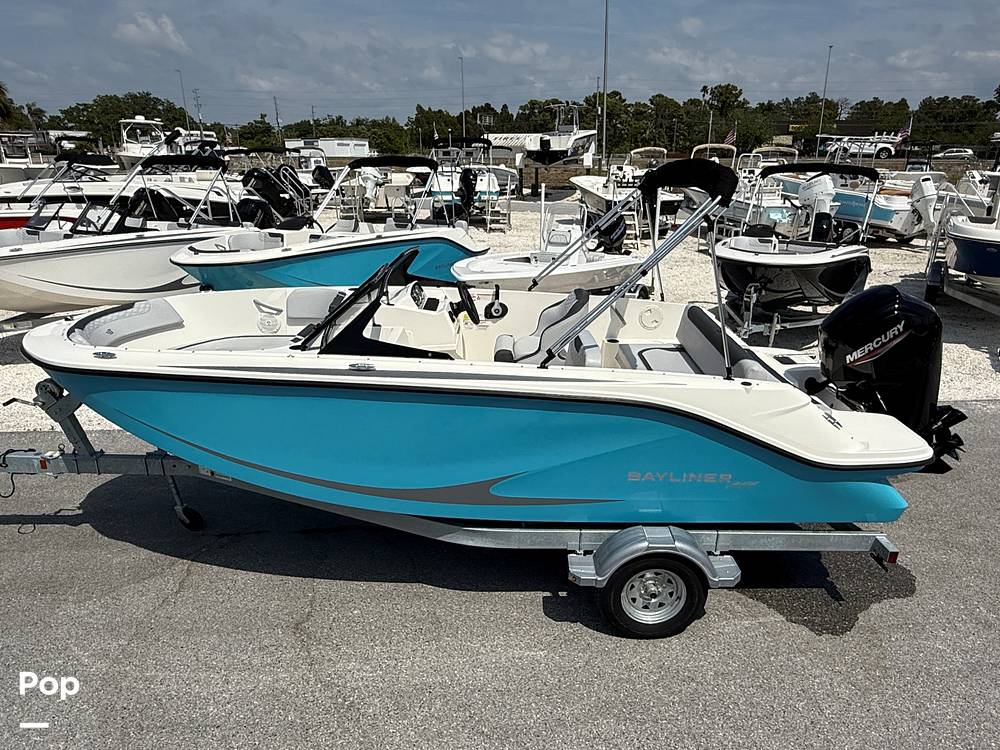 Slide: The Image of Bayliner Element M19 2024 - 15390534