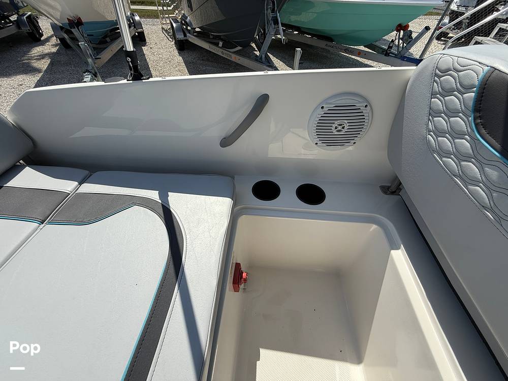 Slide: The Image of Bayliner Element M19 2024 - 15390563