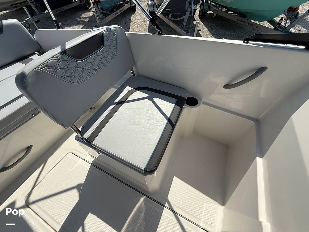 Slide: The Image of Bayliner Element M19 2024 - 15390570