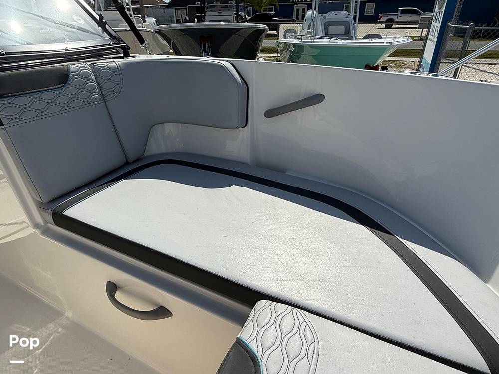 Slide: The Image of Bayliner Element M19 2024 - 15390629