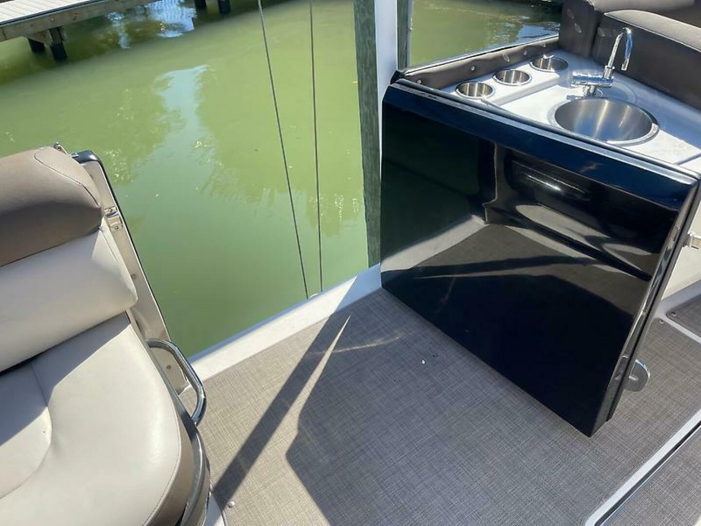 Slide: The Image of Bayliner Element XR7 2020 - 5566701