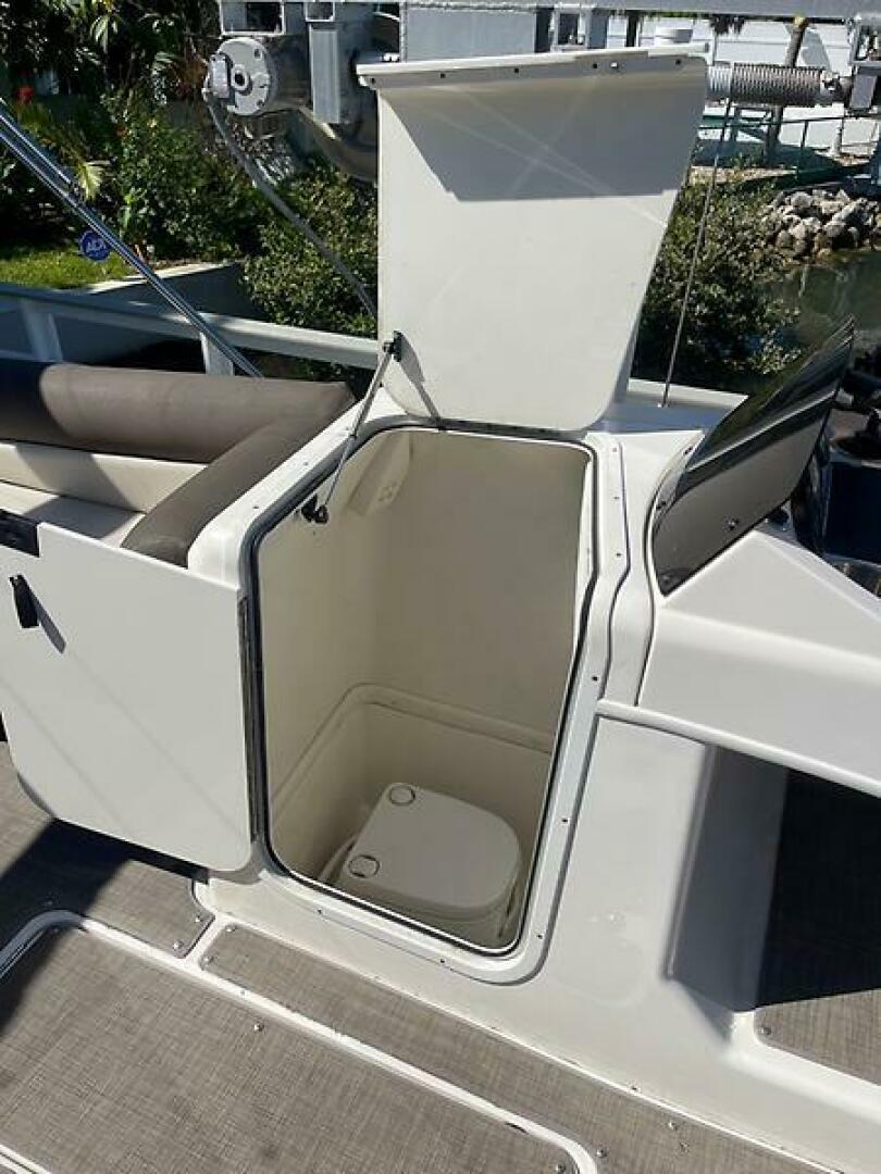 Slide: The Image of Bayliner Element XR7 2020 - 5566709
