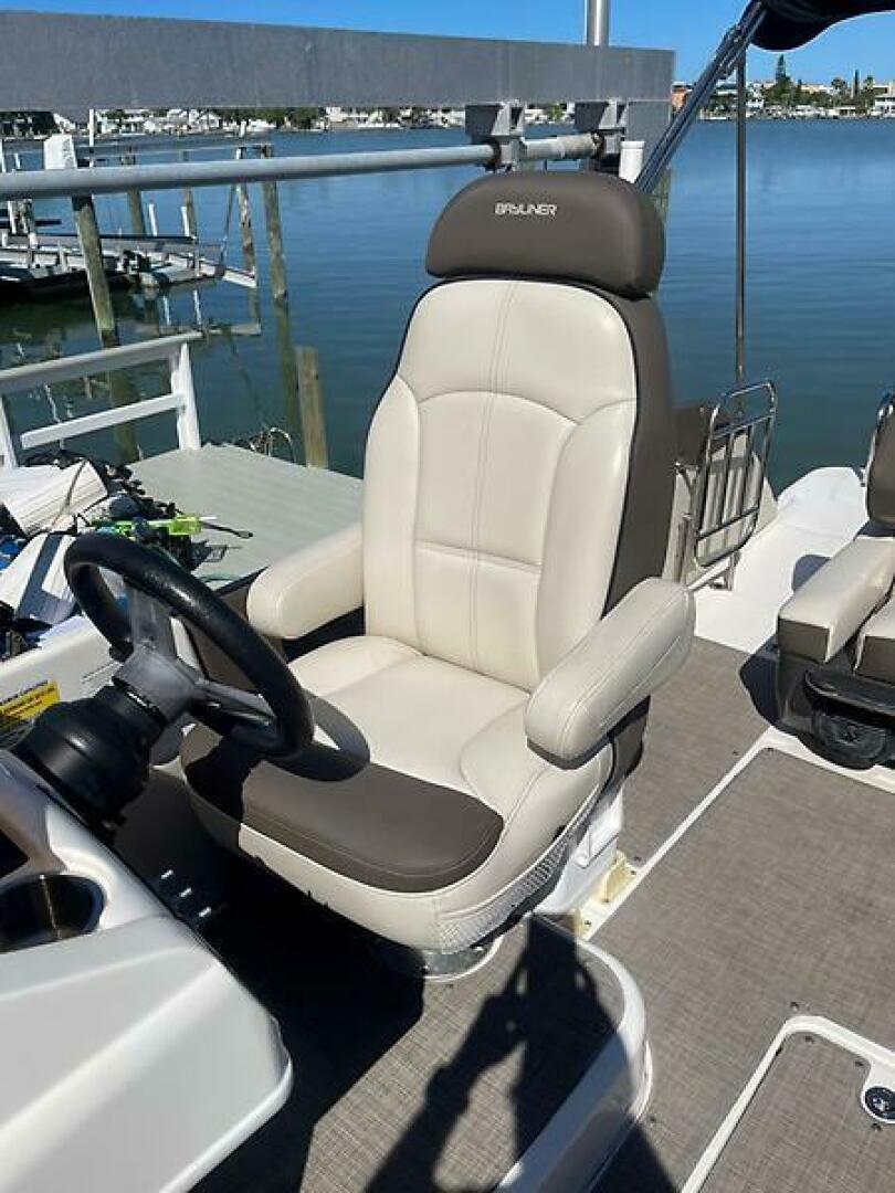 Slide: The Image of Bayliner Element XR7 2020 - 5566699