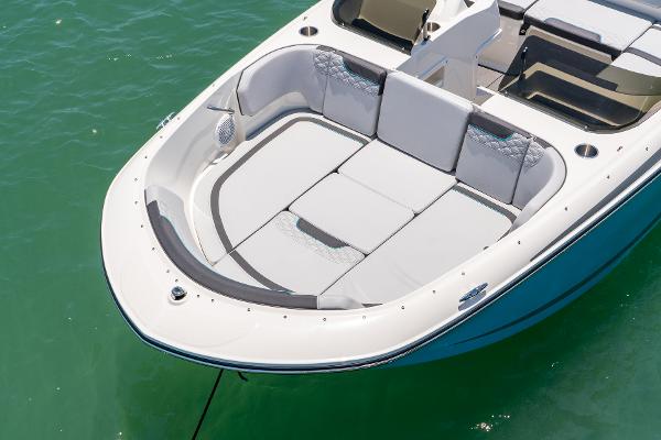 Slide: The Image of Bayliner M17 2022 - 10