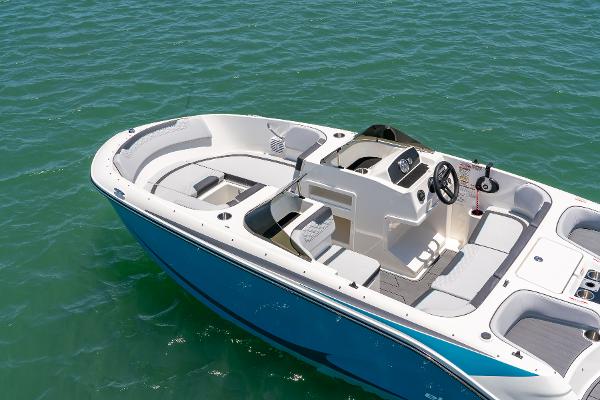 Slide: The Image of Bayliner M17 2022 - 11