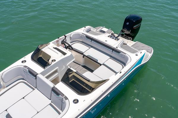 Slide: The Image of Bayliner M17 2022 - 11