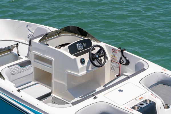 Slide: The Image of Bayliner M17 2022 - 5