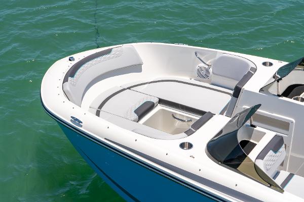 Slide: The Image of Bayliner M17 2022 - 8