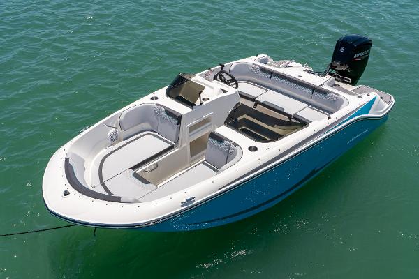 Slide: The Image of Bayliner M17 2022 - 9