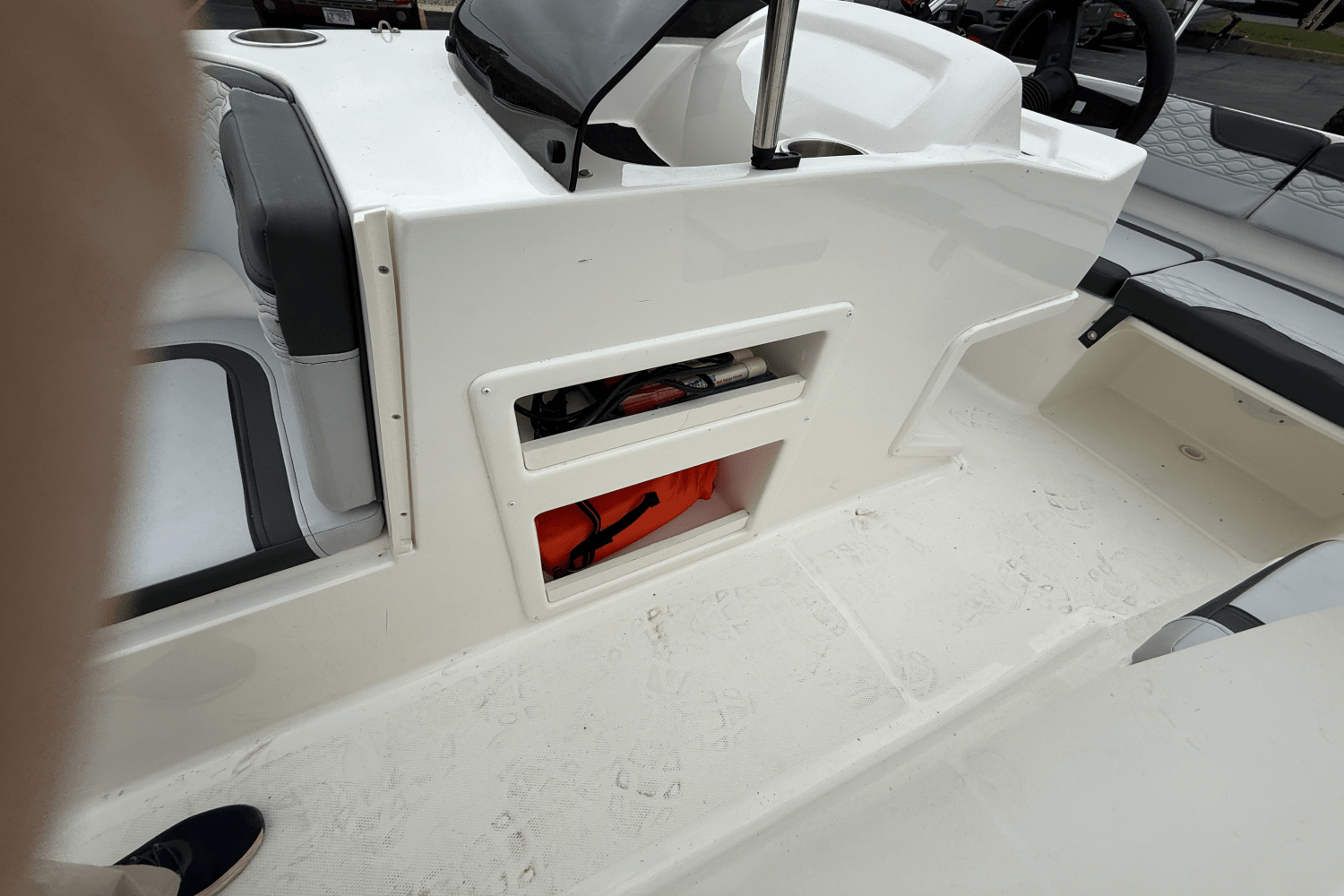 Slide: The Image of Bayliner M17 2023 - 10