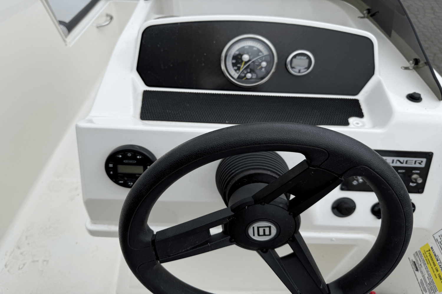 Slide: The Image of Bayliner M17 2023 - 13