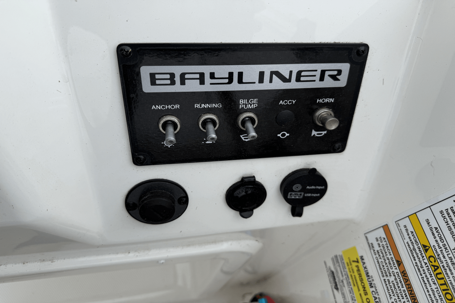 Slide: The Image of Bayliner M17 2023 - 14