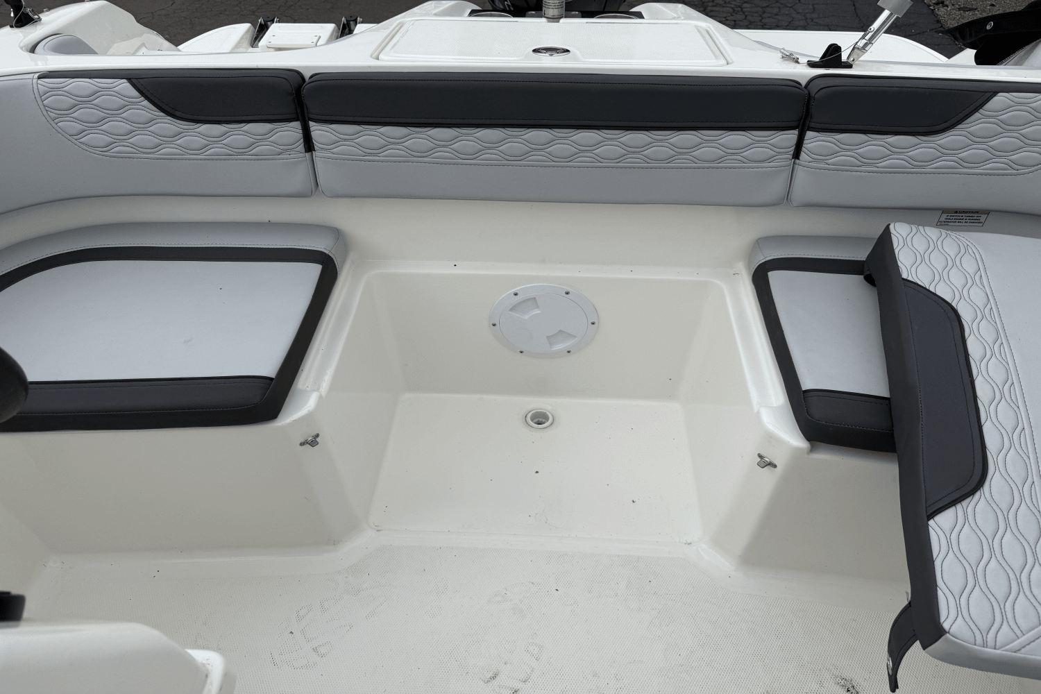 Slide: The Image of Bayliner M17 2023 - 18