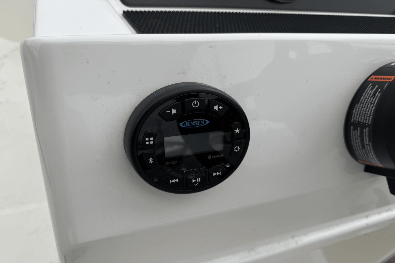 Slide: The Image of Bayliner M17 2023 - 20