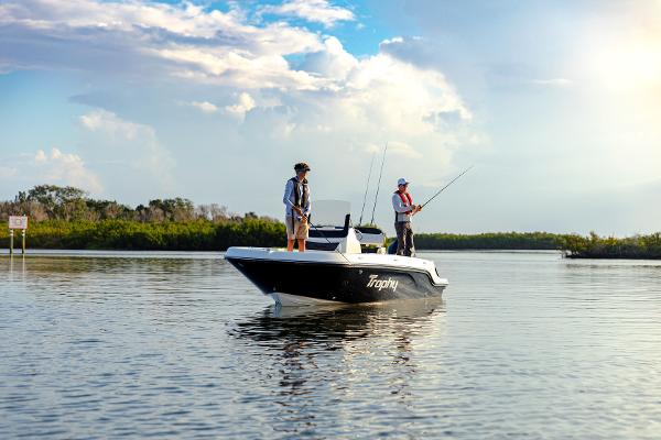 Slide: The Image of Bayliner Trophy 20 CC 2022 - 10