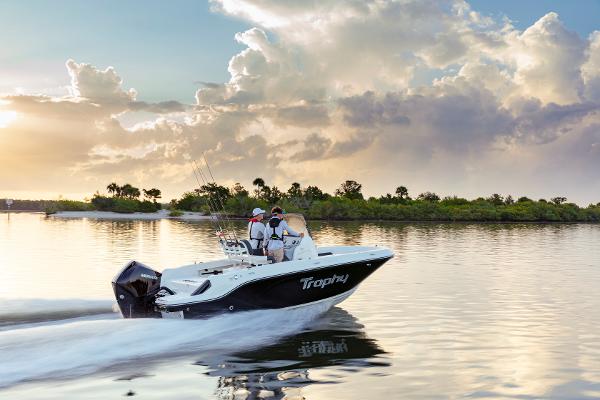 Slide: The Image of Bayliner Trophy 20 CC 2022 - 2