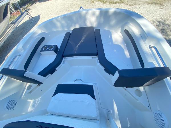 Slide: The Image of Bayliner Trophy 20 CX 2022 - 3