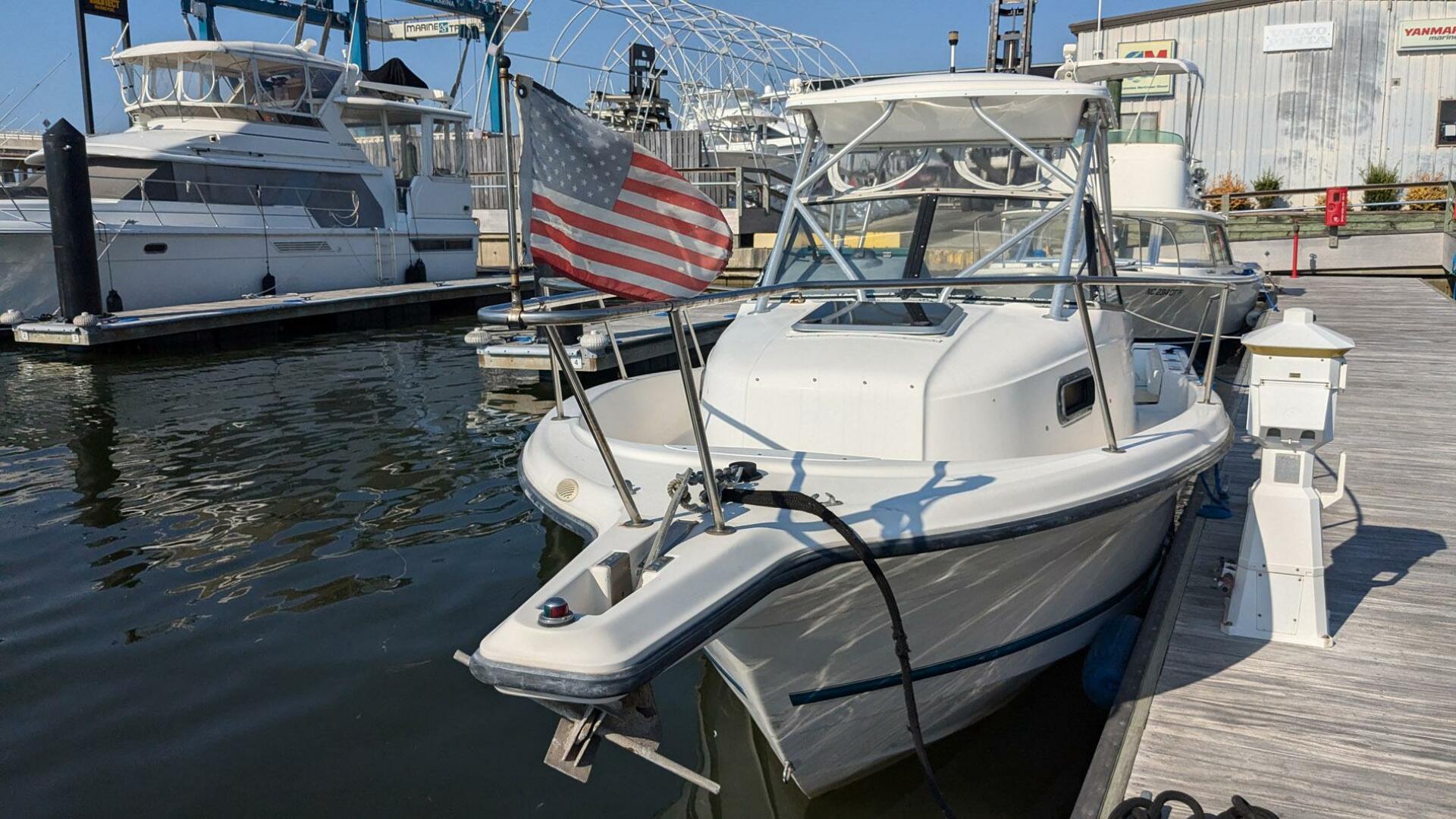 Slide: The Image of Bayliner Trophy 2352 Walkaround 1998 - 4772896