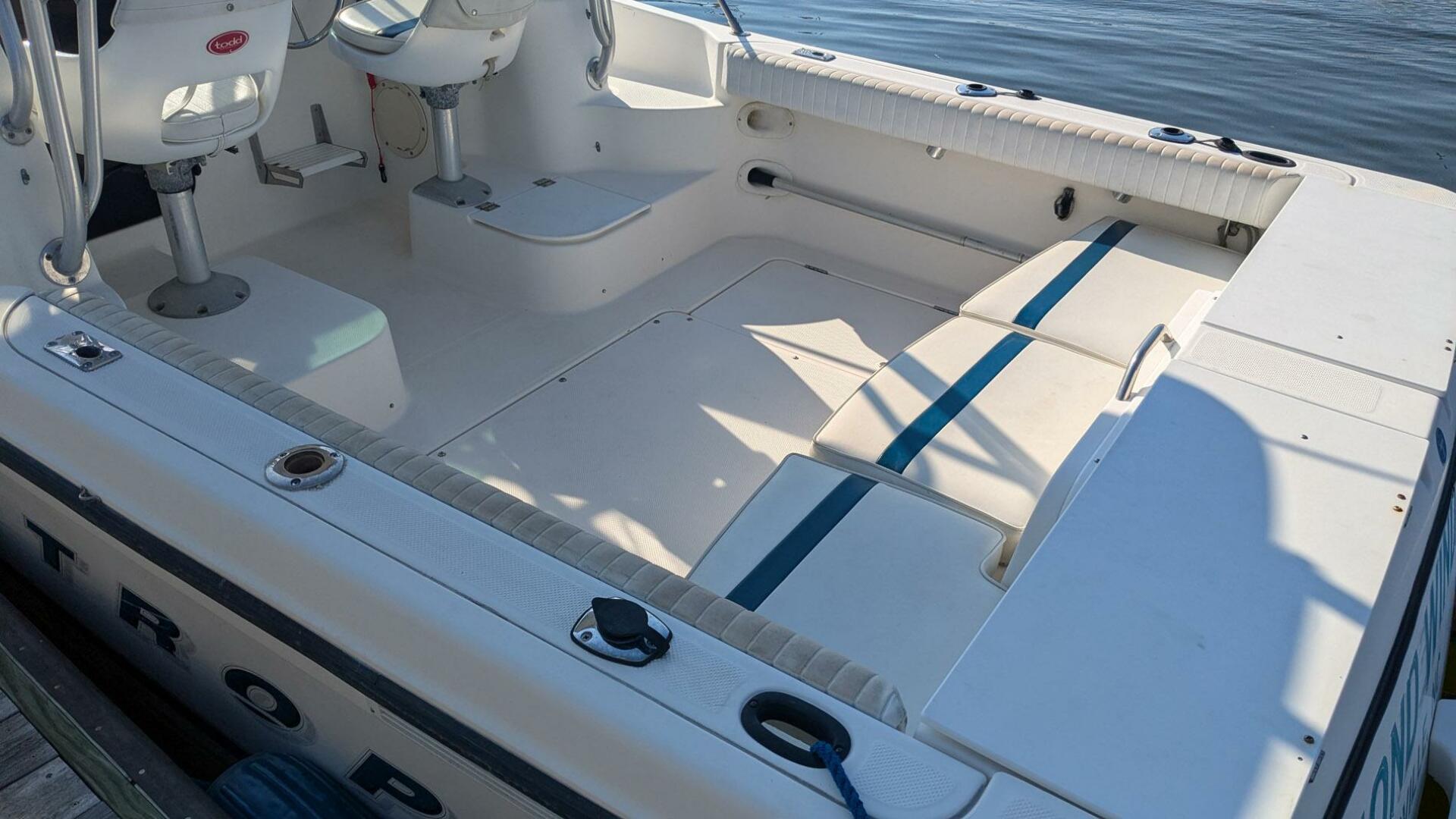 Slide: The Image of Bayliner Trophy 2352 Walkaround 1998 - 4772905