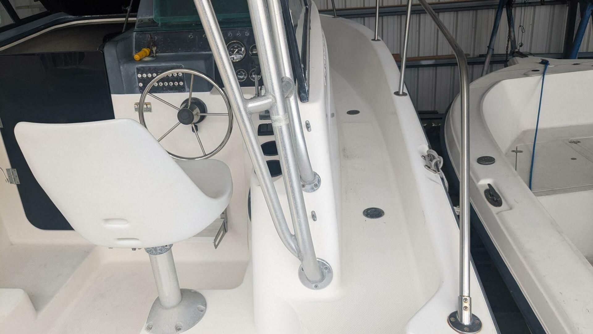 Slide: The Image of Bayliner Trophy 2352 Walkaround 1998 - 4772931