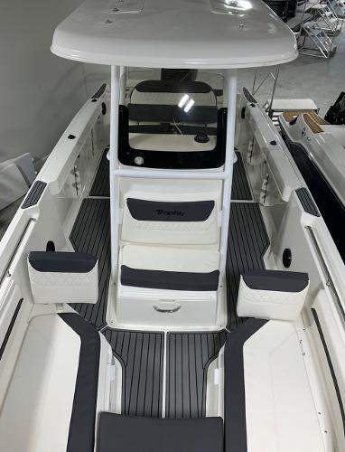 Slide: The Image of 2024 Bayliner Trophy 24 CC center console boat with cushioned seating. - 9