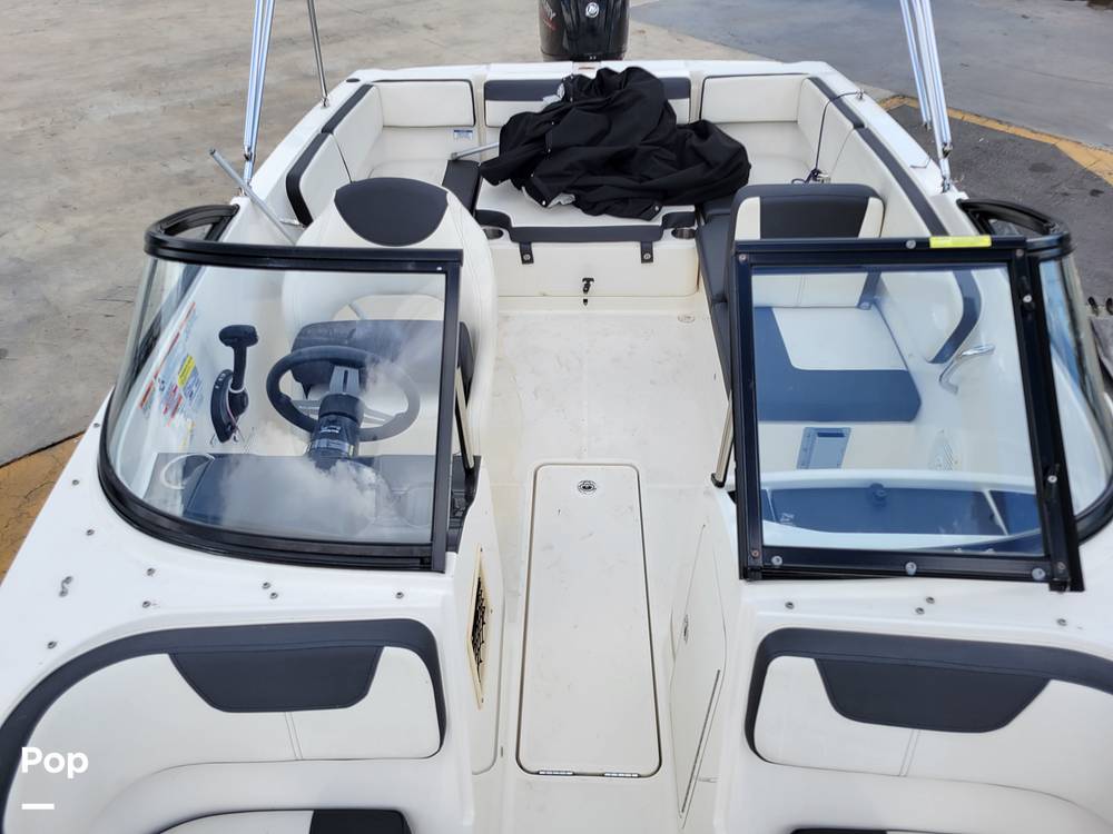 Slide: The Image of Bayliner VR4 2021 - 24