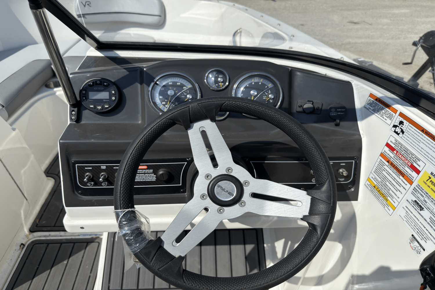 Slide: The Image of Bayliner VR4 Bowrider I/O 2021 - 10