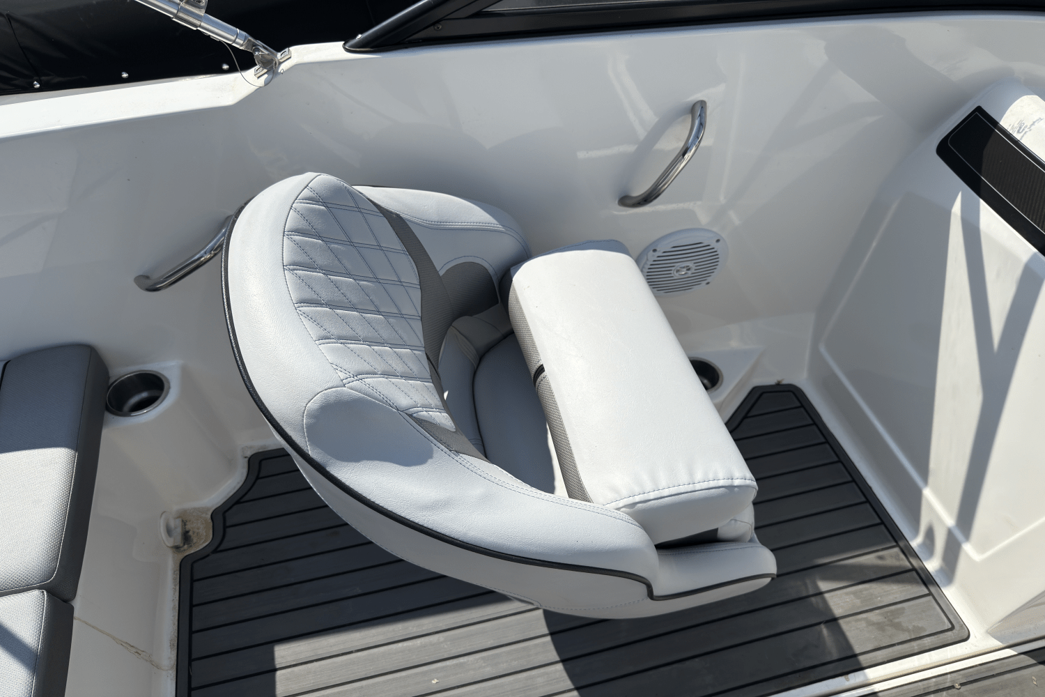 Slide: The Image of Bayliner VR4 Bowrider I/O 2021 - 8