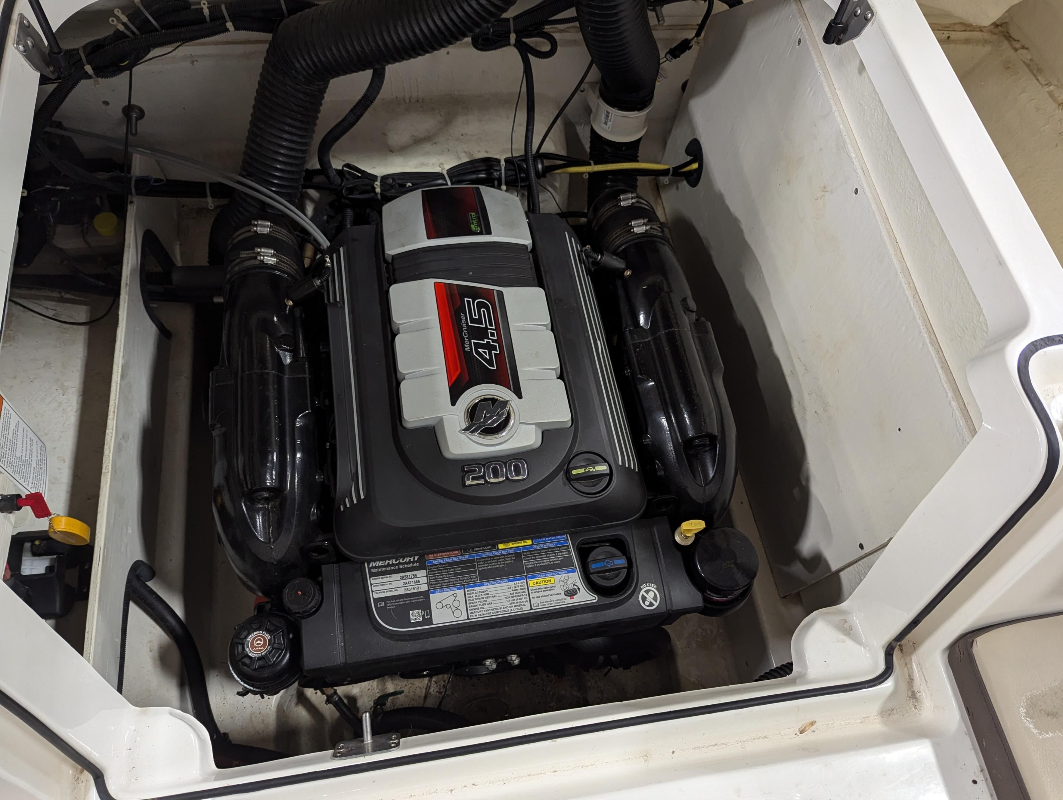 Slide: The Image of Bayliner VR5 2017 - 13