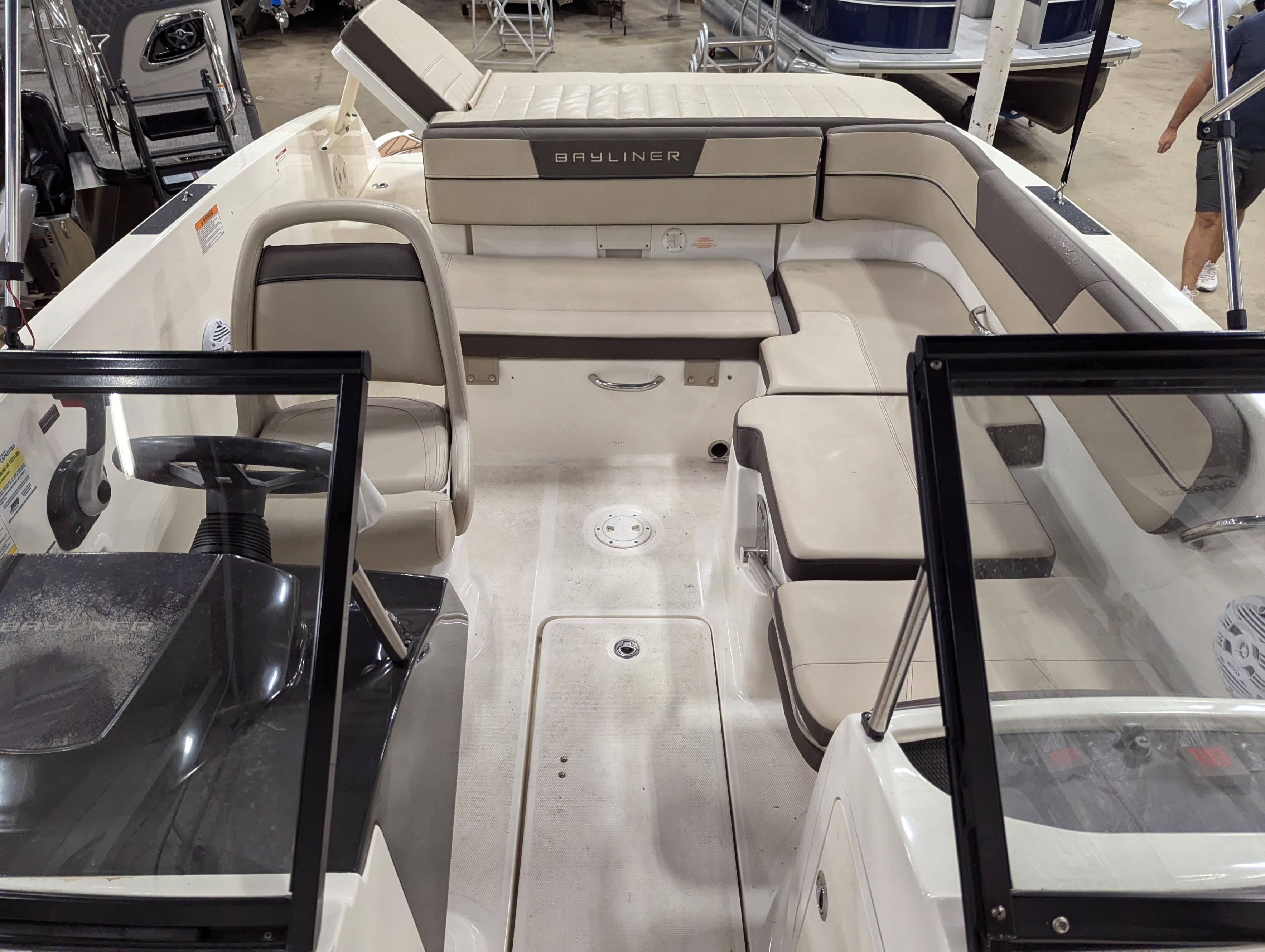 Slide: The Image of Bayliner VR5 2017 - 7