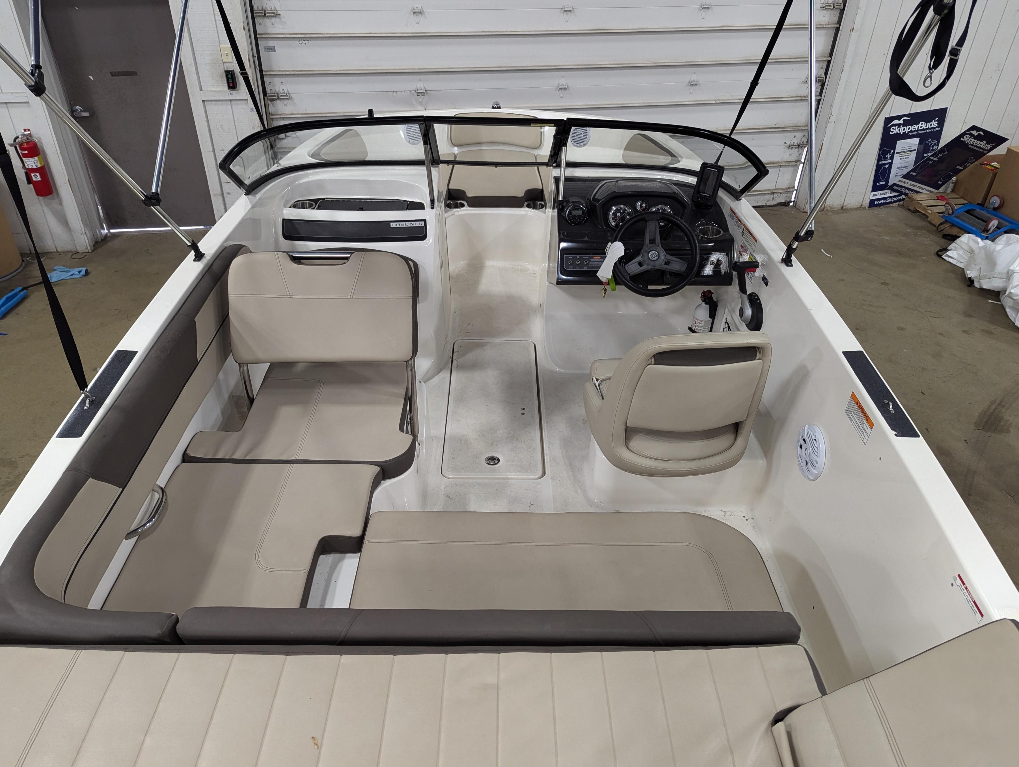 Slide: The Image of Bayliner VR5 2017 - 8