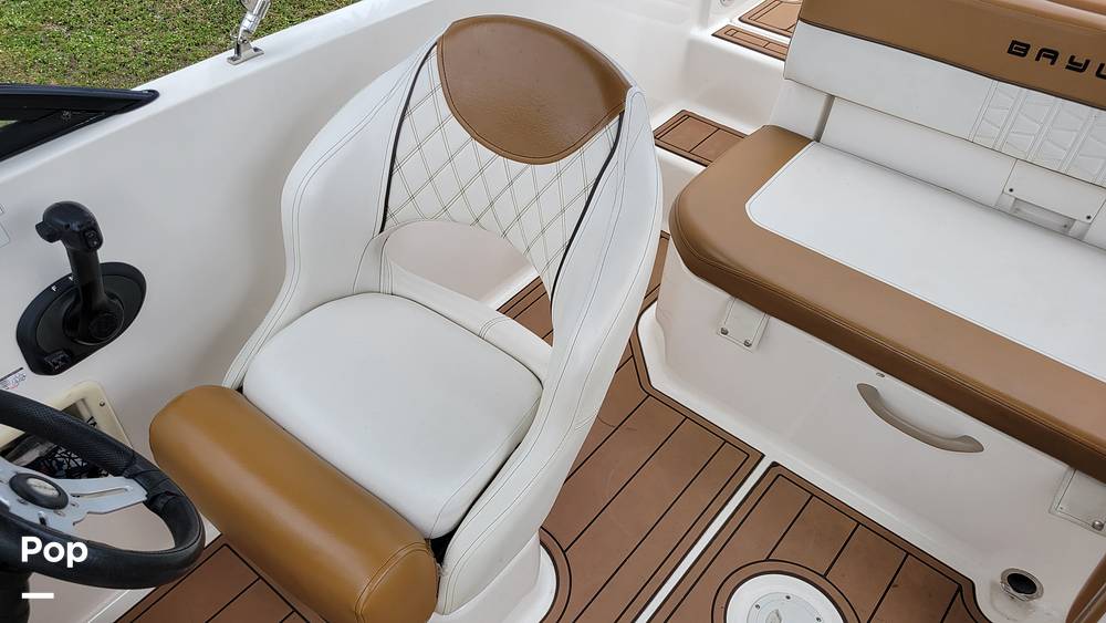 Slide: The Image of Bayliner VR5 2020 - 16
