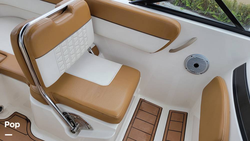 Slide: The Image of Bayliner VR5 2020 - 17