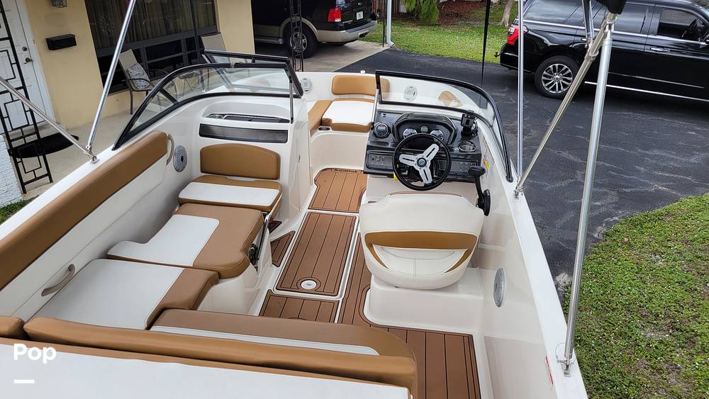 Slide: The Image of Bayliner VR5 2020 - 7