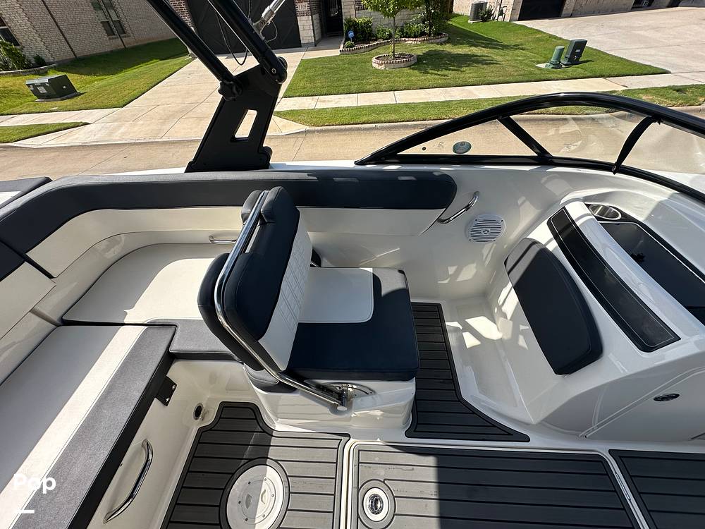 Slide: The Image of Bayliner VR5 2021 - 13