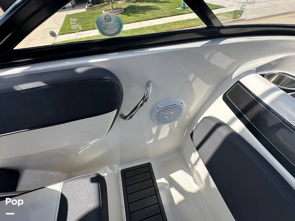 Slide: The Image of Bayliner VR5 2021 - 15