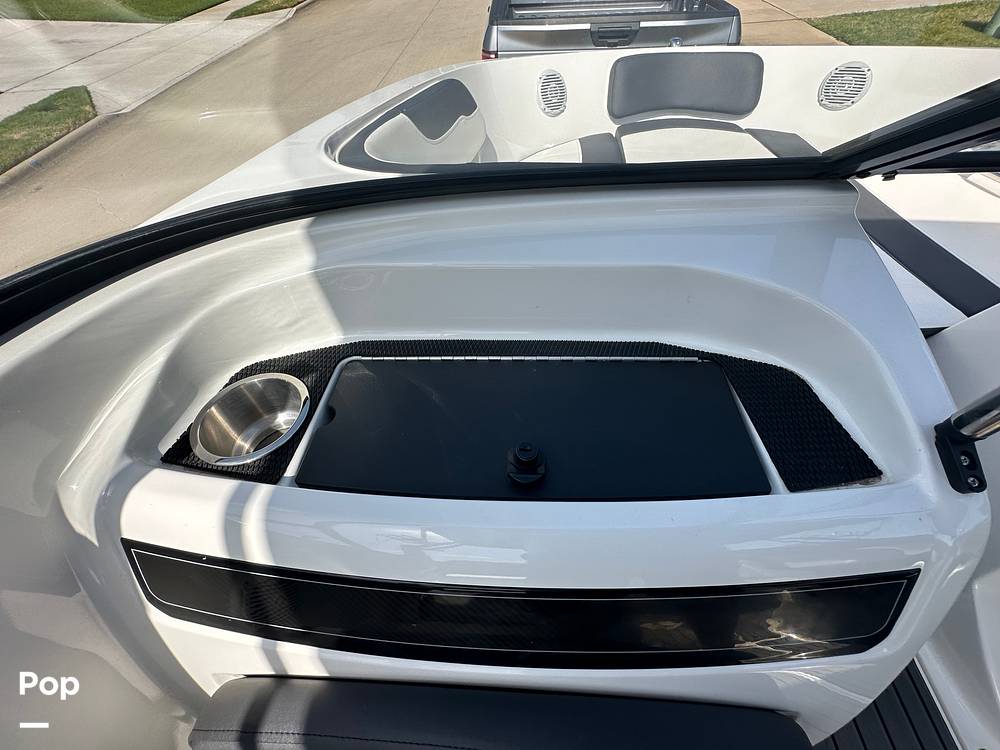 Slide: The Image of Bayliner VR5 2021 - 16