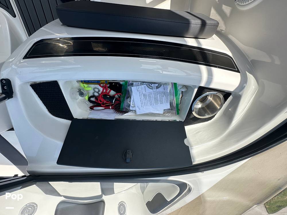 Slide: The Image of Bayliner VR5 2021 - 17