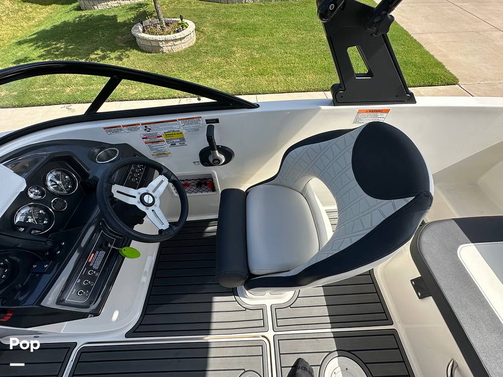 Slide: The Image of Bayliner VR5 2021 - 18