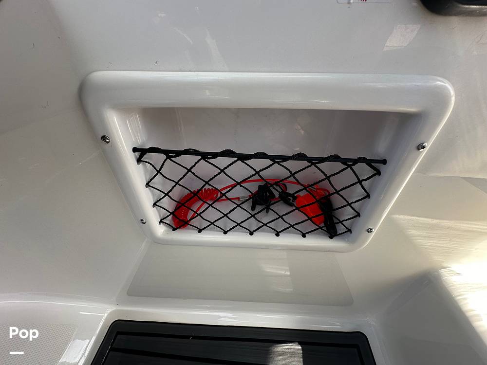 Slide: The Image of Bayliner VR5 2021 - 25