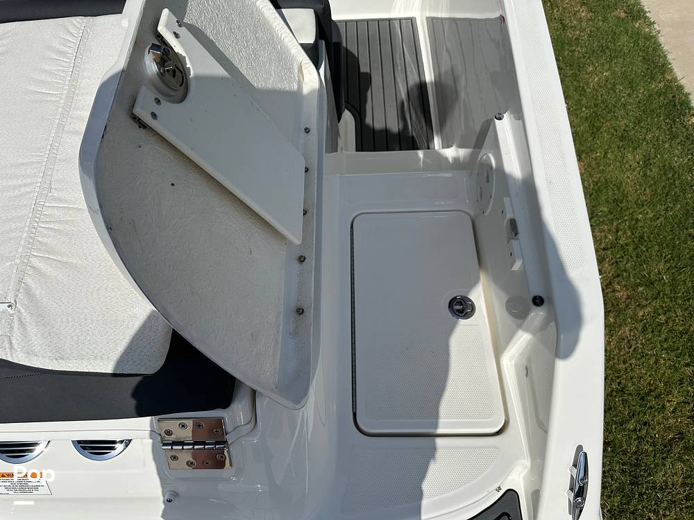 Slide: The Image of Bayliner VR5 2021 - 6