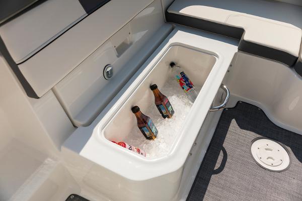 Slide: The Image of Bayliner VR5 2022 - 10