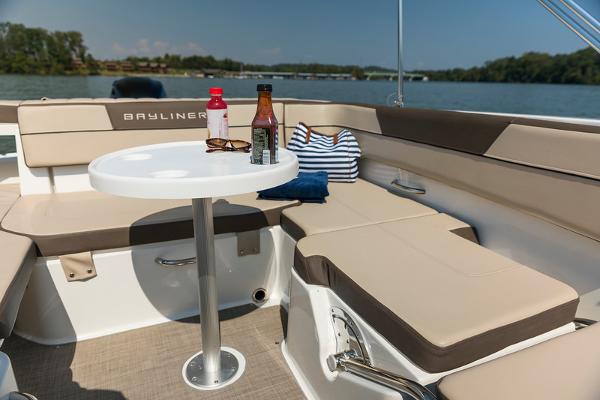 Slide: The Image of Bayliner VR5 2022 - 11